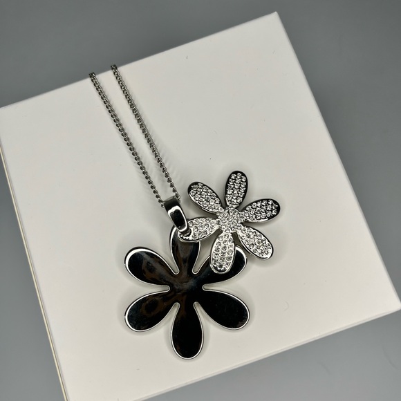 Fun silver toned necklace - Picture 3 of 6